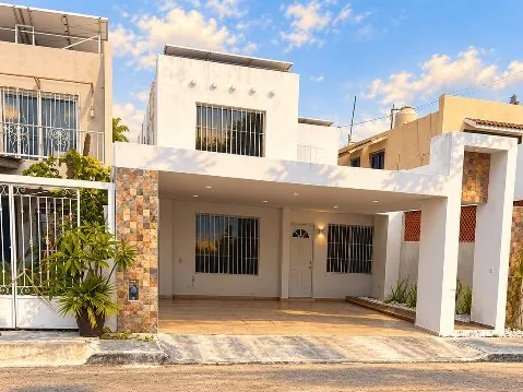 Fachada de la casa en Fracc. Francisco de Montejo